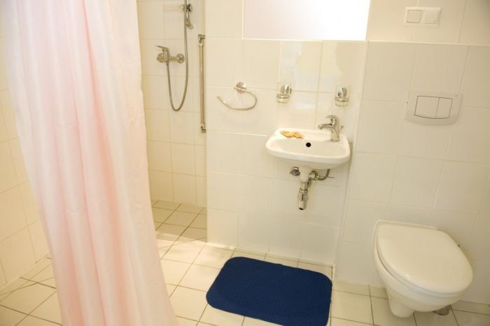 Przykładowa łazienka w pokoju typu standard Przykładowa łazienka w pokoju typu standard Klinika Młodości