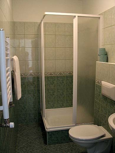 Przykładowa łazienka węzeł sanitarny w pokoju Salamandra