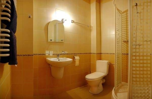 Przykładowa łazienka w pokoju typu delux Przykładowa łazienka w pokoju typu delux Bursztyn